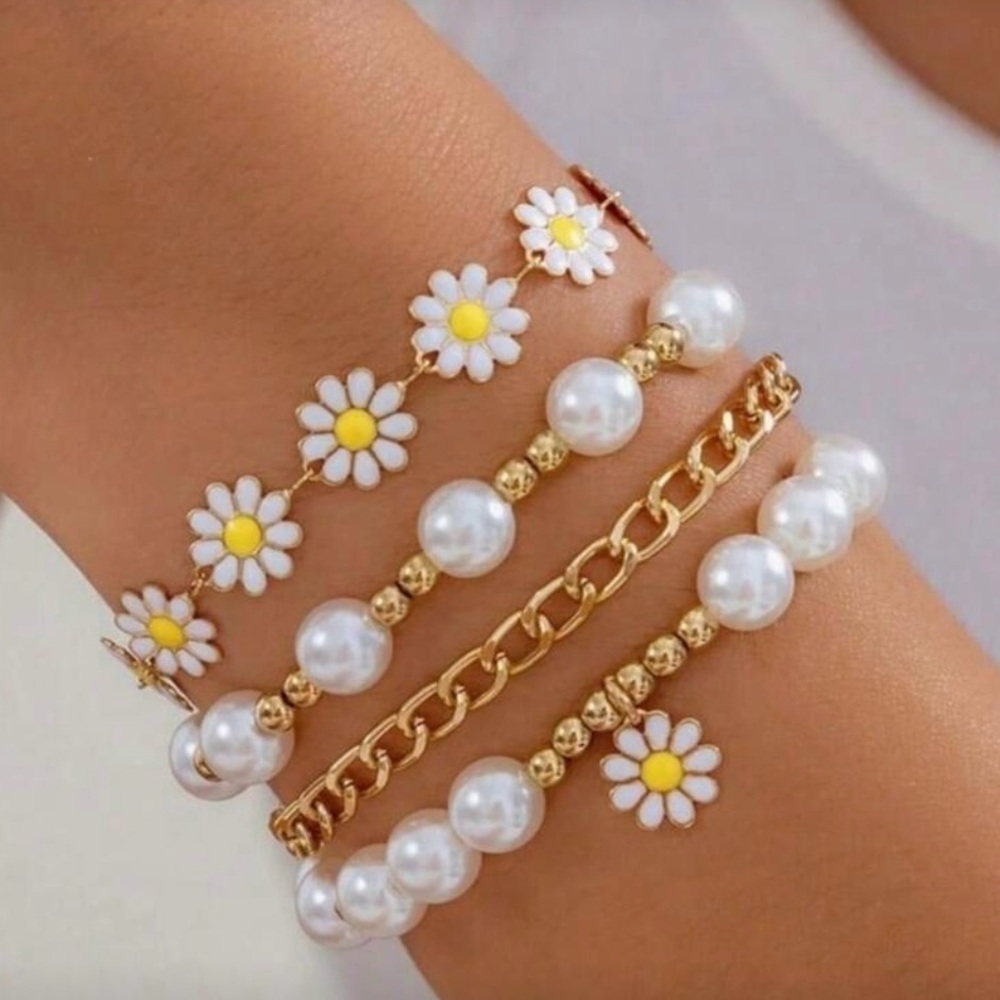 🌼🌼🌼3 for 12$🌼🌼🌼Daisy and Pearl Gold Bracelet Set
